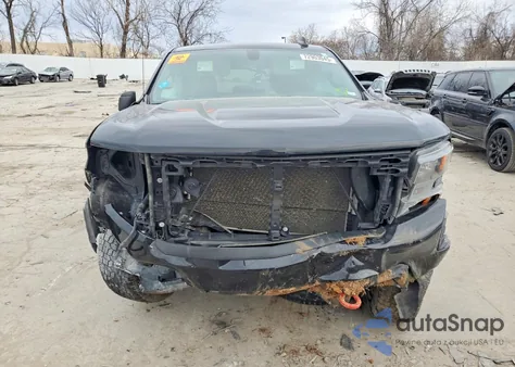 2021 Chevrolet Silverado K1500 Trail Boss Custom z USA, uszkodzony, nr VIN 1GCPYCEH7MZ404227